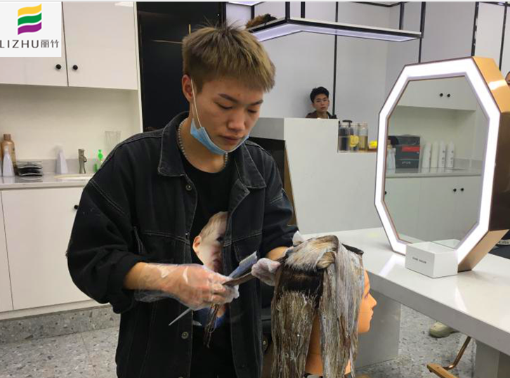 以前怕別人嘲笑自己，但現(xiàn)在不會了