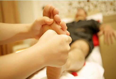 怎么進(jìn)行足底按摩？南寧美容學(xué)校送教程
