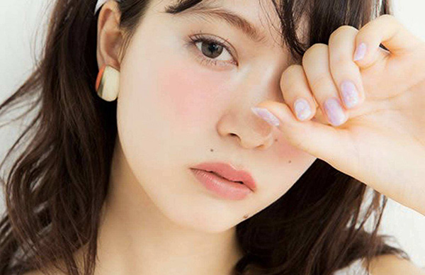 “剛睡醒妝”化妝教程，無辜又性感