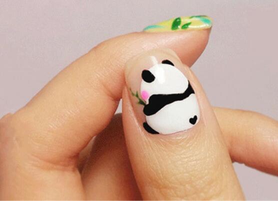 南寧美甲學(xué)校：國寶熊貓法式美甲教程