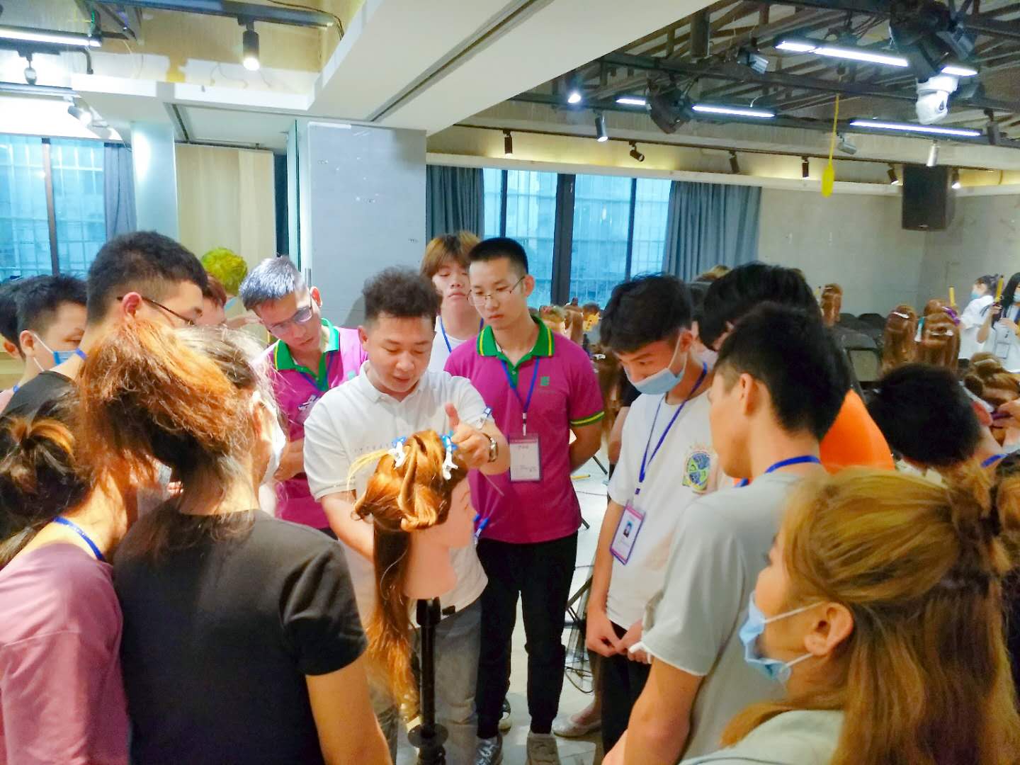 南寧美發(fā)學(xué)校：時尚電棒造型班開班，人氣爆棚