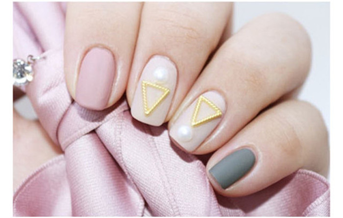 南寧美甲學(xué)校：另類(lèi)純色金屬美甲教程