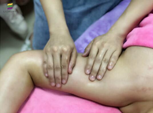 淋巴排毒的手法演練，南寧美容培訓(xùn)學(xué)校課堂實(shí)況