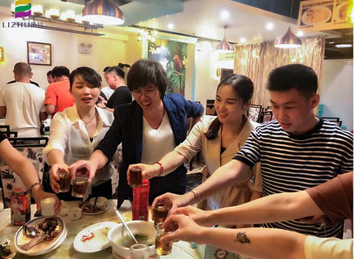 麗竹學(xué)校全體教職工，相親相愛一家人