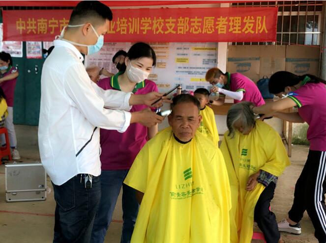 你笑起來真好看，像春天的花一樣