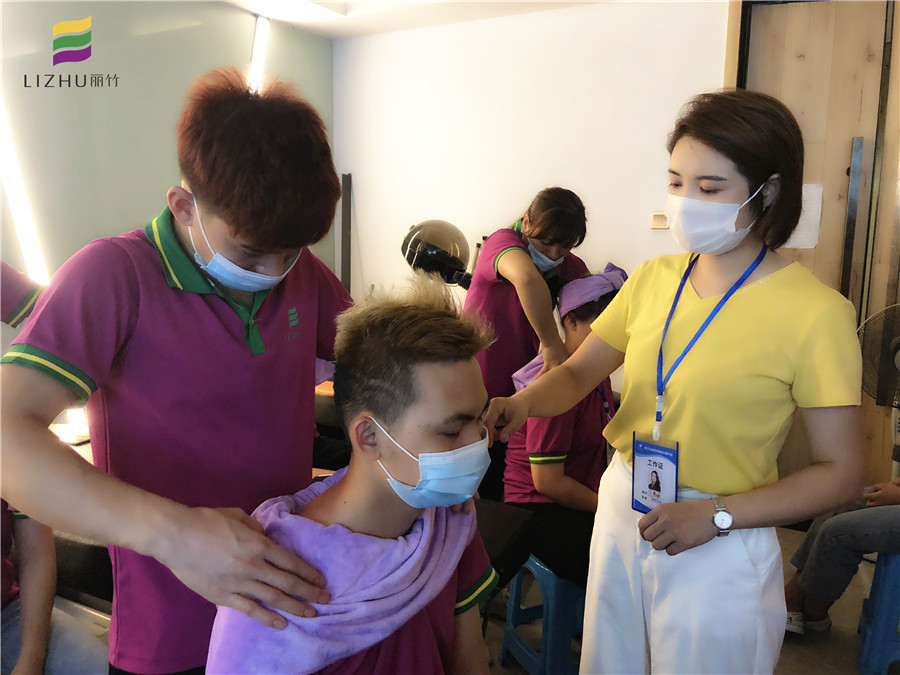 廣西美發(fā)學校：洗護班里肩頸按摩