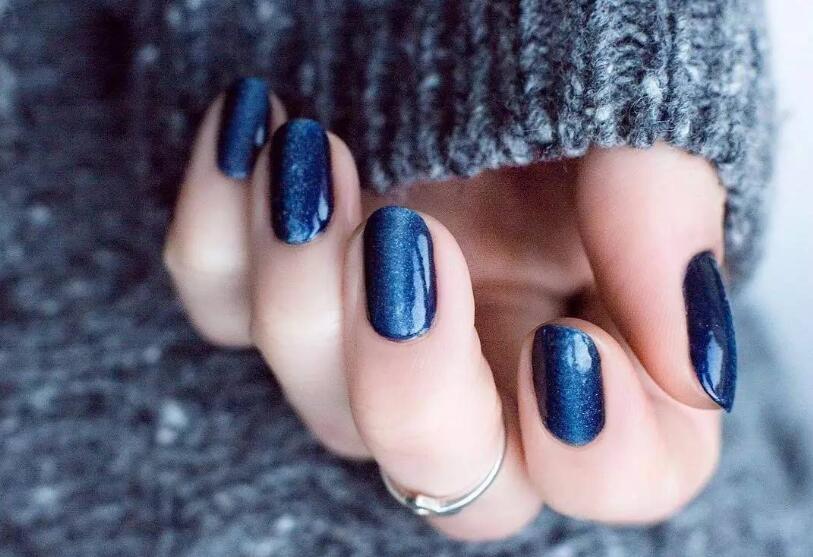 廣西美甲學(xué)校：貓眼膠的使用方法