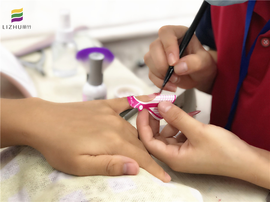 南寧美甲學校：美甲才露尖尖角