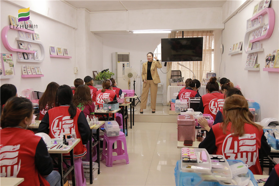 吶！麗竹學(xué)校美甲班的就業(yè)宣講來啦