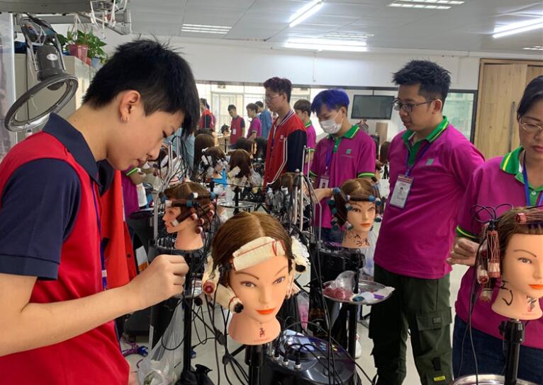 美發(fā)學(xué)?；ㄐ酰航K于可以上手熱燙