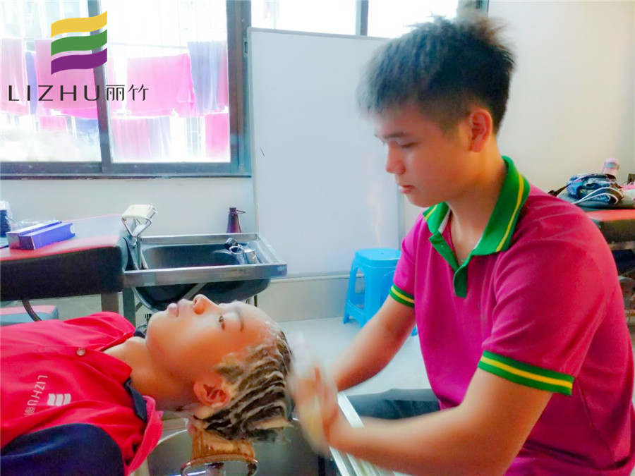 美發(fā)學(xué)員心得：老師，我們沒有忘