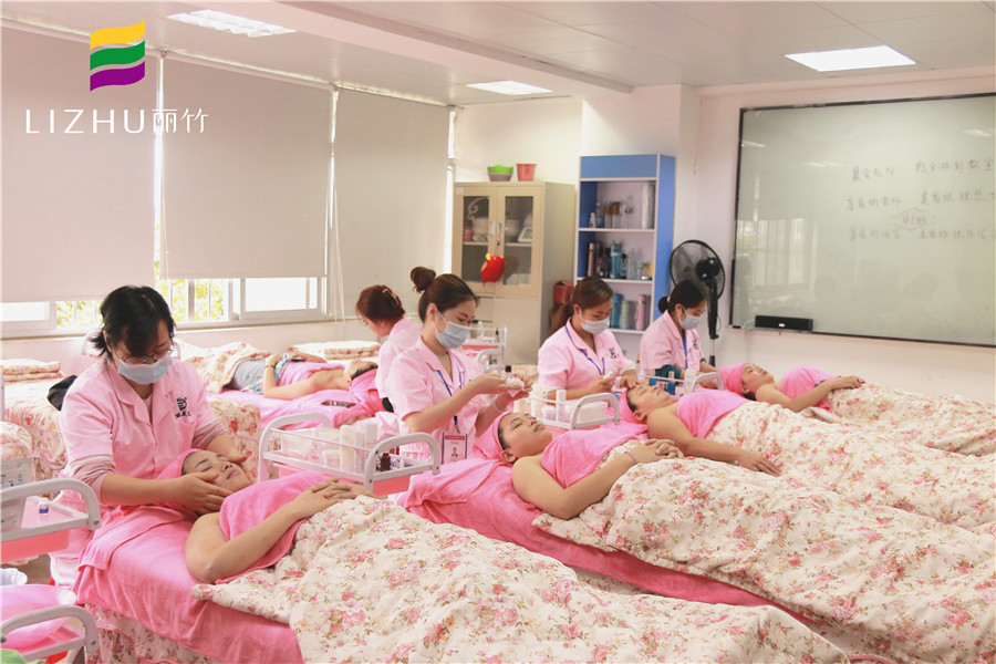 南寧美容學(xué)校：面護理提升練習