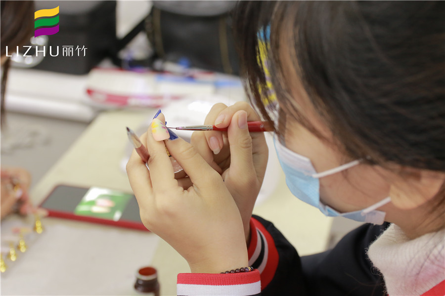 給你新年禮物，我們的專業(yè)美甲