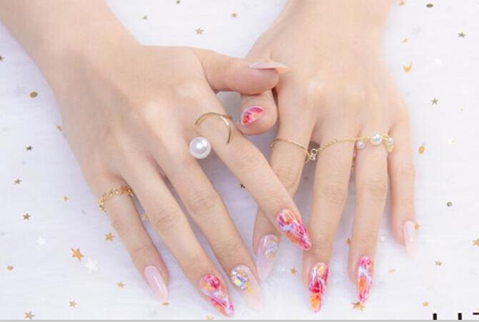 彩繪暈染美甲，南寧正規(guī)美甲培訓(xùn)學(xué)校作品