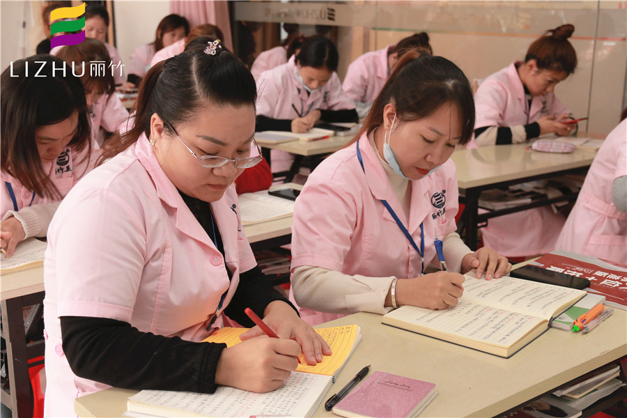 美容培訓(xùn)：理論對(duì)美容師重要嗎