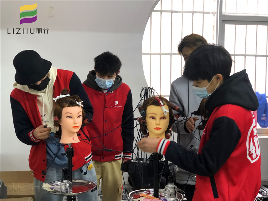 南寧美發(fā)學校：數(shù)碼燙正在練習中