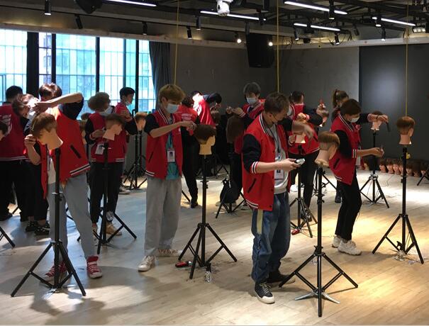 廣西南寧美發(fā)培訓學校：男士剪發(fā)練習課堂