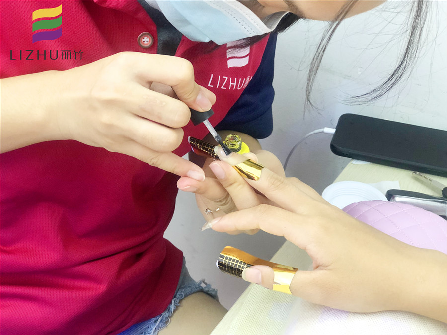 延長(zhǎng)甲片和甲片的區(qū)別  廣西有實(shí)力的美甲培訓(xùn)知識(shí)分享