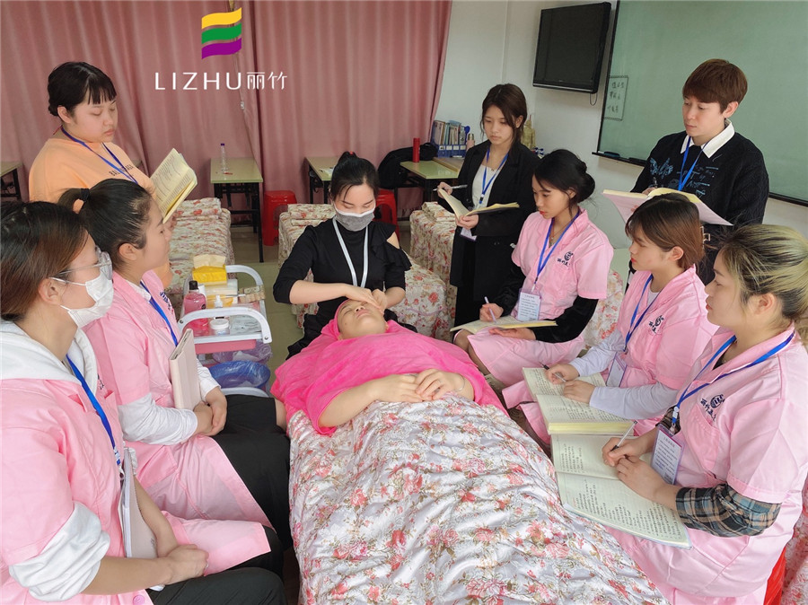 廣西品牌美容培訓：面部按摩注意事項