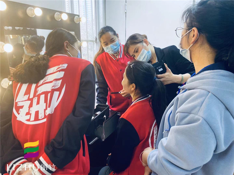 手把手教學，展現(xiàn)南寧化妝學校的魅力