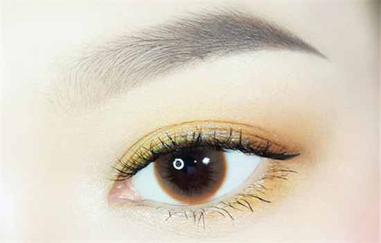 南寧有資質(zhì)的化妝學校：黃色眼影化妝教程