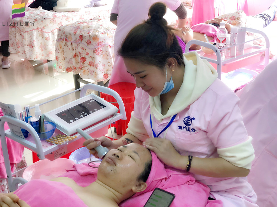 廣西美容學校課堂里的美容儀器使用培訓