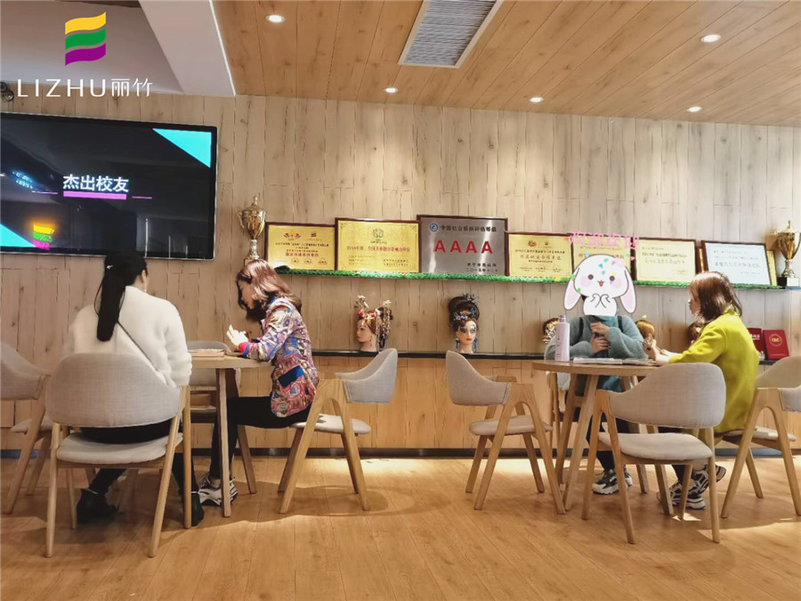  與其當(dāng)閑魚，不如學(xué)技能！南寧美容美發(fā)培訓(xùn)學(xué)校歡迎你