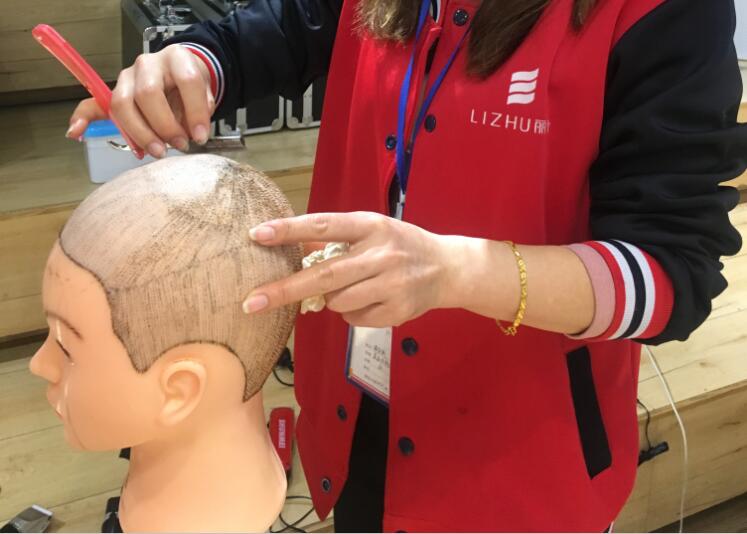 廣西美發(fā)學(xué)校十大品牌：剃頭刀使用方法