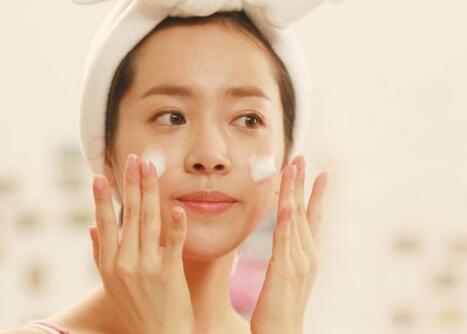 快來和廣西美容學(xué)校學(xué)習(xí)午間護(hù)膚美容技巧