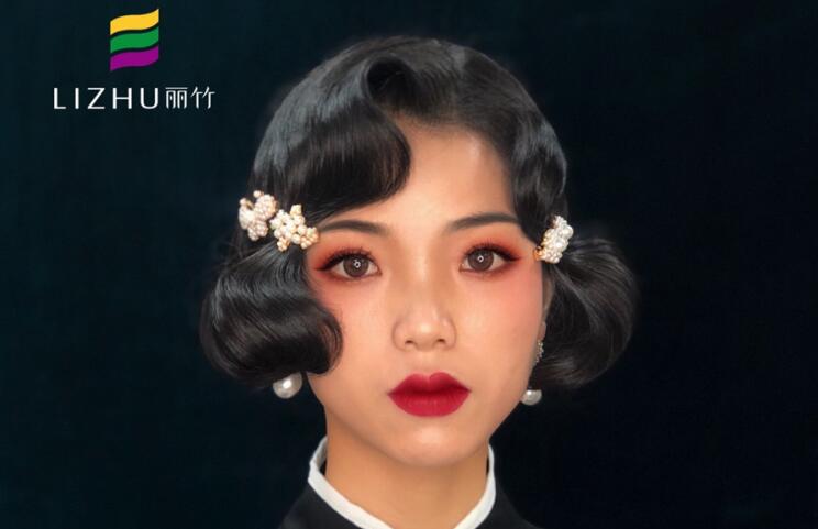 民國旗袍妝容，顯示南寧專業(yè)化妝學校實力