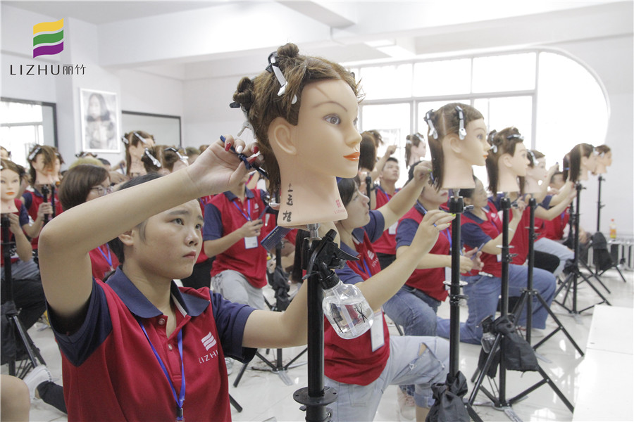 美發(fā)師必會(huì)剪發(fā)姿勢，南寧專業(yè)美發(fā)學(xué)校來教你