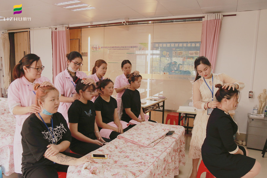 常見中醫(yī)推拿手法，廣西美容學(xué)校為你演示