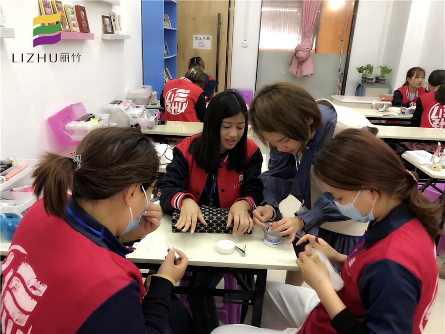 粘貼甲片，廣西美甲培訓(xùn)課程必學(xué)內(nèi)容