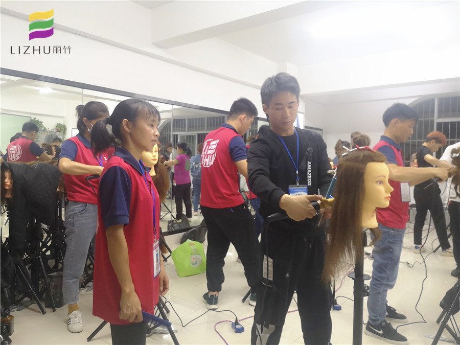 初學者電棒使用技巧，南寧美發(fā)學校老師手把手教你