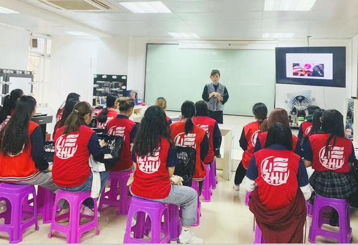 南寧彩妝學校哪家比較好？來看看我們的基礎課堂吧