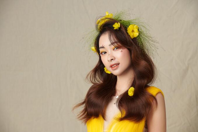 輕氧花漾披發(fā)造型，帶你去看南寧化妝學校哪家好