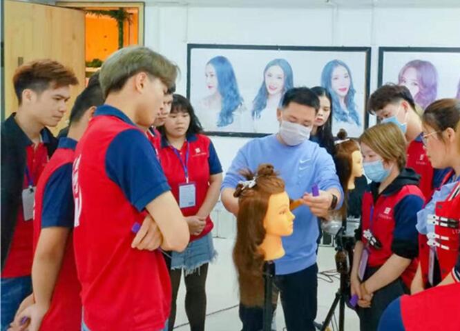 廣西美發(fā)學校時尚電棒造型班開課，學員爆滿