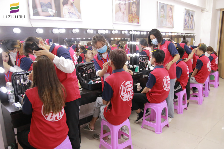 看看她們的課堂，感受廣西化妝培訓哪家專業(yè)