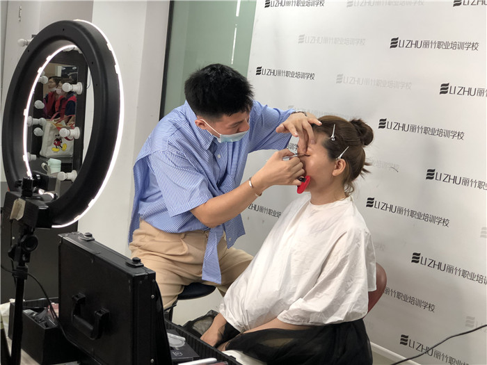 韓式名媛妝容怎么畫？南寧專業(yè)彩妝培訓教你