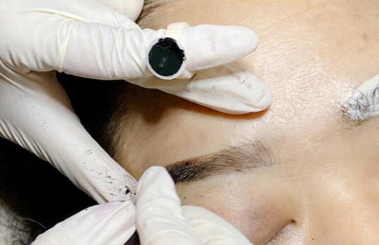 紋繡完成發(fā)現(xiàn)眉型細(xì)節(jié)不好怎么辦？廣西紋繡學(xué)校來(lái)幫你