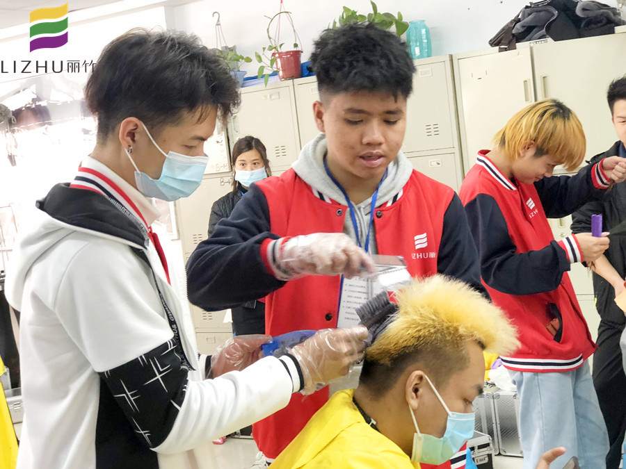 來南寧美發(fā)培訓(xùn)班，學(xué)專業(yè)染發(fā)技術(shù)