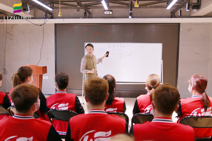 乾健·形象設計沙龍招人啦！廣西美發(fā)學校為你解決就業(yè)之憂