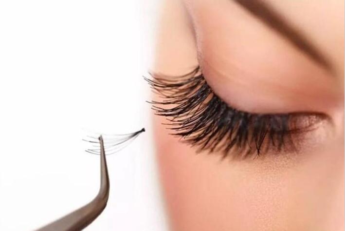 嫁接睫毛紅腫怎么辦？南寧美睫學(xué)校來(lái)幫你