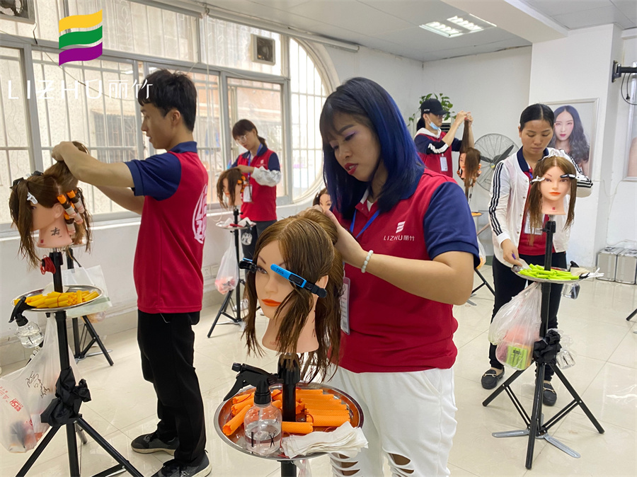 南寧學(xué)美發(fā)哪里的學(xué)費便宜？南寧美發(fā)學(xué)校哪里比較專業(yè)？