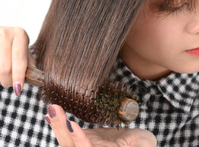 如何快速清理卷發(fā)梳上的頭發(fā)？廣西美發(fā)培訓(xùn)班教你