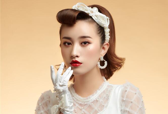 復(fù)古迪斯科妝容造型，廣西化妝學(xué)校這款造型愛了嗎？