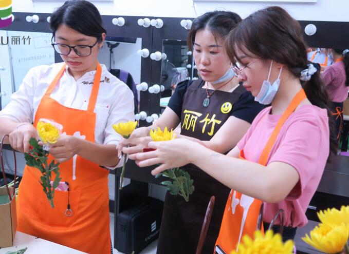 插花如何進(jìn)行色彩搭配？南寧花藝培訓(xùn)班來(lái)教你