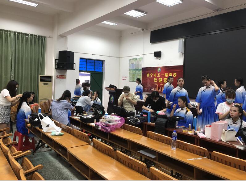 南寧化妝學(xué)校外出實(shí)踐，受到演員比心點(diǎn)贊