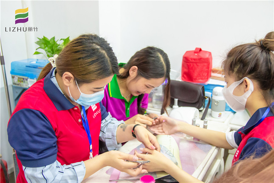 美甲怎么修剪死皮？來南寧美甲培訓班看看就知道啦