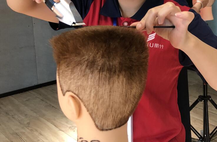 想學平頭修剪技巧？來廣西美發(fā)學校就對了